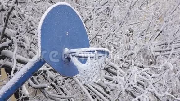 白雪覆盖的篮球操场白雪覆盖的篮球视频的预览图