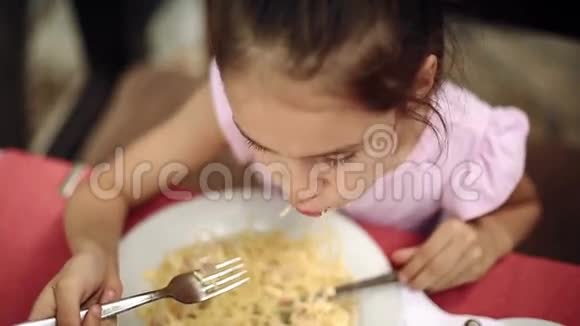 儿童在位于岸边的餐厅吃意大利面视频的预览图