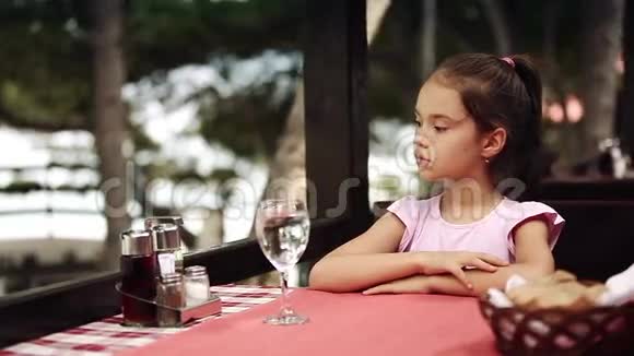 儿童在位于岸边的餐厅吃意大利面视频的预览图