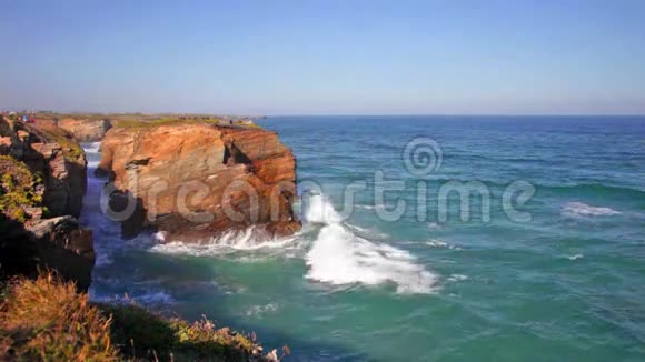 海浪在岩石上翻滚很快视频的预览图