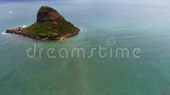 在瓦胡岛东岸莫科利岛的鸟瞰图视频的预览图