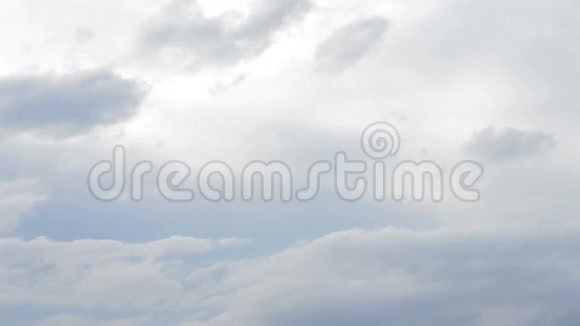 飞机在阴天降落和低空飞行视频的预览图