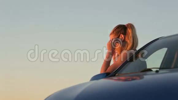 站在车前的美丽少女走向夕阳视频的预览图
