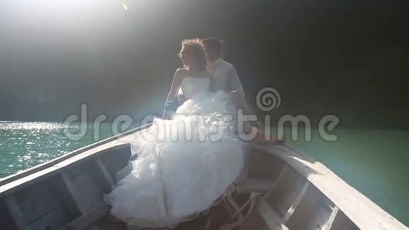 新郎拥抱新娘坐长尾船视频的预览图