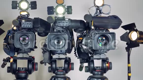 三个摄像机的镜头放大视频的预览图