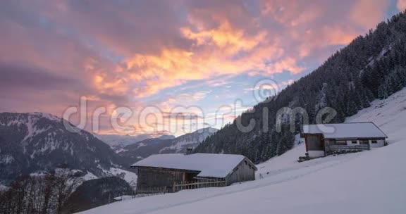 奥地利阿尔卑斯山日落的冬季时光视频的预览图