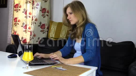 用信用卡和笔记本电脑在线购物女商人视频的预览图