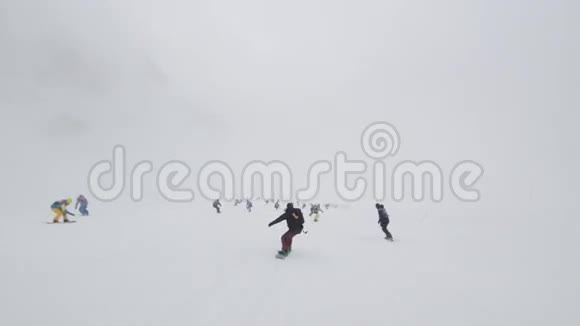 一群滑雪者骑在雪坡上竞赛挑战滑雪胜地视频的预览图