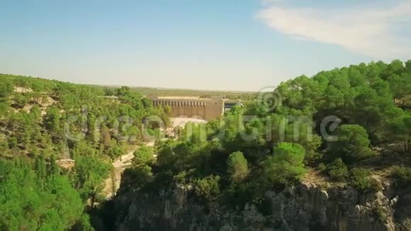 水力发电厂大坝的鸟瞰图视频的预览图