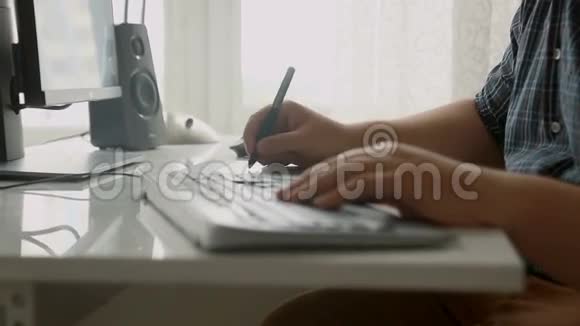 在办公室从事数字绘图平板电脑和键盘工作的年轻专业设计师视频的预览图