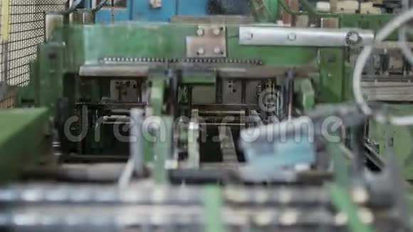 移动相机在印刷标签缝纫切割机构SaddleStitcher全高清显示滑块视频的预览图