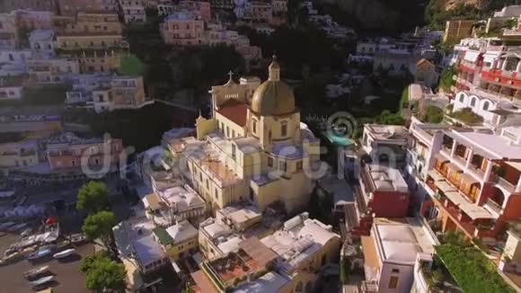 鸟瞰波西塔诺天主教教堂美丽的地中海村庄阿马尔菲海岸CostieraAmalfitana意大利最好的地方视频的预览图
