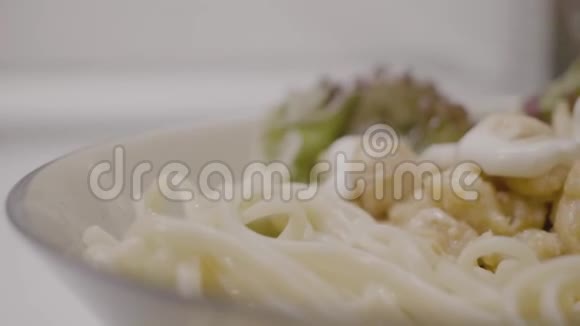 鸡胸肉蔬菜和蘑菇加奶油酱和意大利面鸡肉和酱汁的美味意大利面A视频的预览图