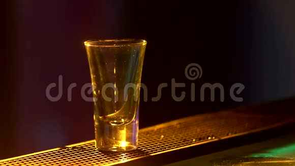 酒保正在做鸡尾酒在酒吧柜台的边缘拍摄关闭背光慢动作视频的预览图