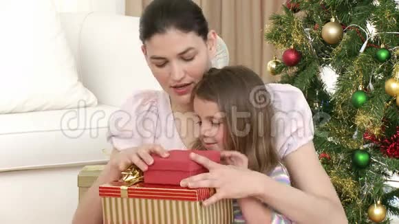 关闭母亲和女儿的圣诞礼物视频的预览图