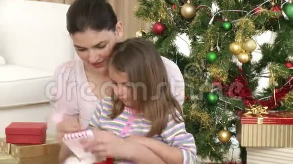 接近女人和小女孩玩圣诞礼物视频的预览图