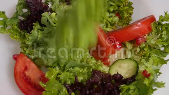 莴苣叶落在素食沙拉中视频的预览图