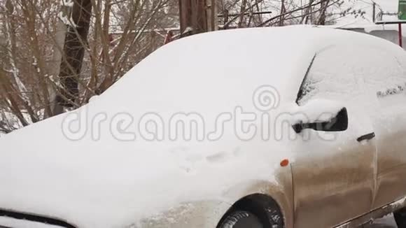 冬天下雪的汽车恶劣天气视频的预览图