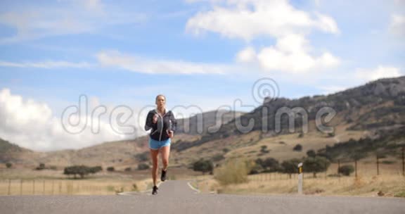 Fitress女孩在山区公路上奔跑视频的预览图
