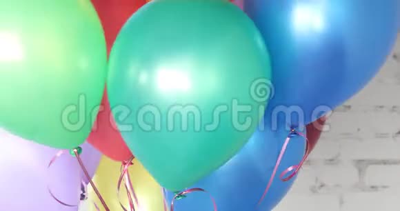一堆五颜六色的氦气球视频的预览图