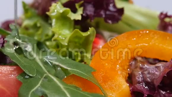 蔬菜沙拉与橄榄油倒入慢慢视频的预览图