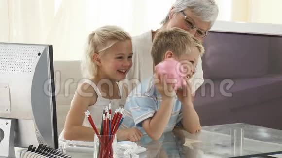 爱祖母和孙子玩耍视频的预览图
