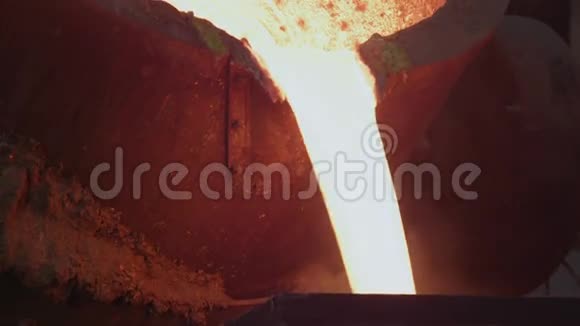 铸造厂里的液态金属视频的预览图