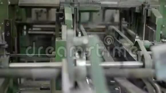 移动相机在印刷标签缝纫切割机构SaddleStitcher全高清显示滑块视频的预览图