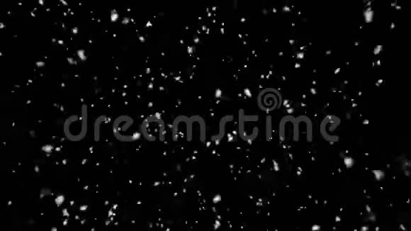 雪花飘落冰柱霜冻日大雪纷飞的冬天视频的预览图