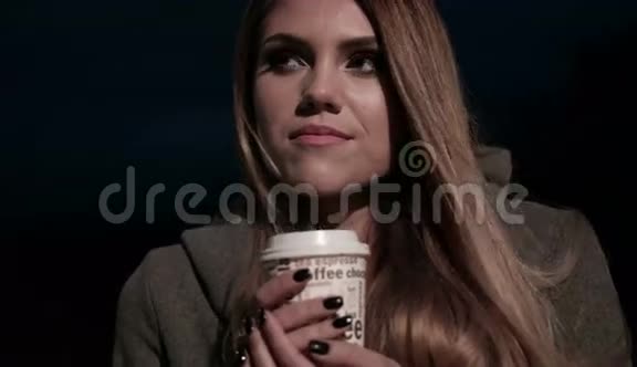 晚上在街上喝咖啡的少女视频的预览图