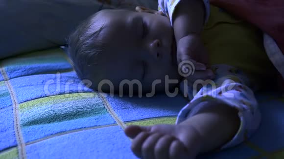 睡醒婴儿在床上的肖像视频的预览图