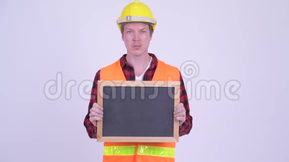快乐青年建筑工人拿着黑板视频的预览图