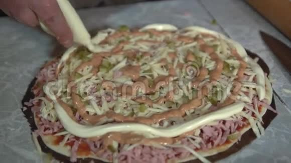 准备自制比萨饼在一个轻厨房的桌子上特写镜头视频的预览图