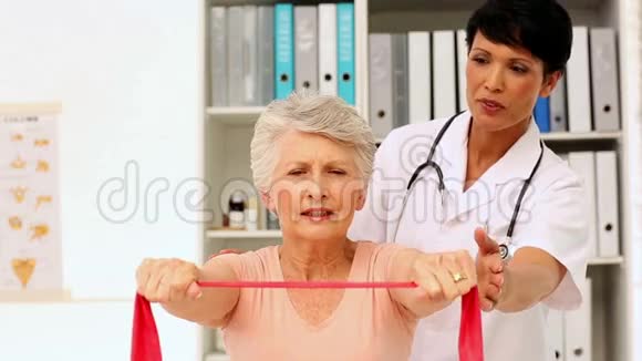 护士向老年病人展示如何使用阻力带视频的预览图