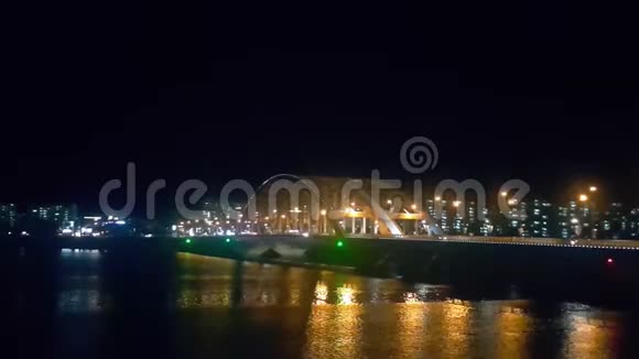 傍晚时分观赏一幅美丽的桥在海水上的夜景视频的预览图