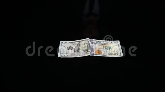 一个身份不明的人从黑人手里拿钱视频的预览图