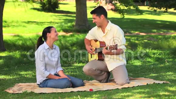 有魅力的男人弹吉他妻子视频的预览图