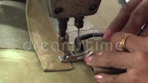 纺织服装厂工人ECU工业缝纫机针头视频的预览图