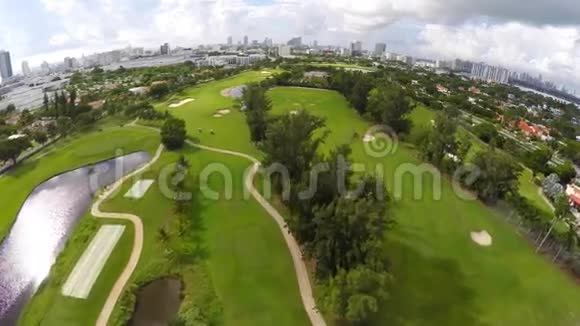 空中高尔夫球场4K视频的预览图