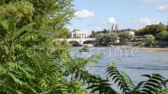 图尔斯市和法国卢瓦尔河的景观视频的预览图