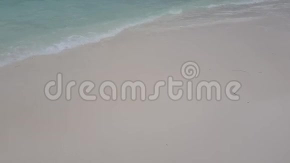 美丽的印度洋马尔代夫白沙海岸线青绿色海水和蓝天白云视频的预览图