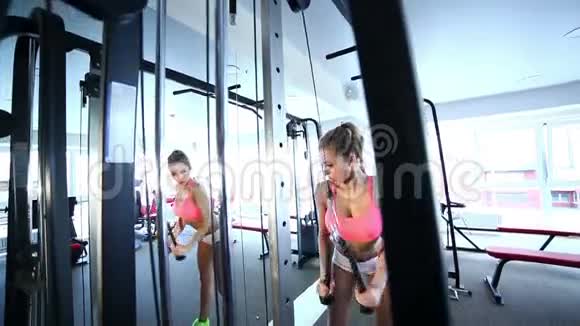 在健身房锻炼的女人视频的预览图