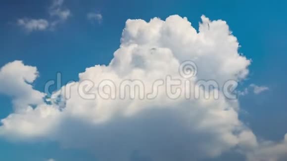 夏天白云在天空中移动的时间流逝视频的预览图