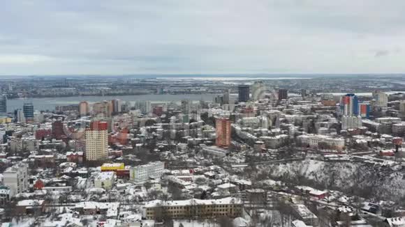 冬季从无人驾驶飞机上俯瞰城市景观视频的预览图