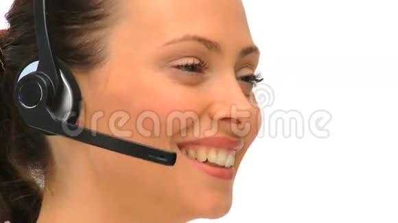 可爱的黑发女人在耳机上说话视频的预览图