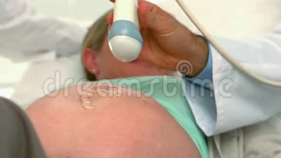 怀孕的金发女郎做超声波扫描视频的预览图