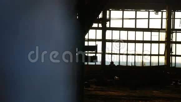 玻璃剪影日光房子窗户废弃仓库工厂视频坏了视频的预览图