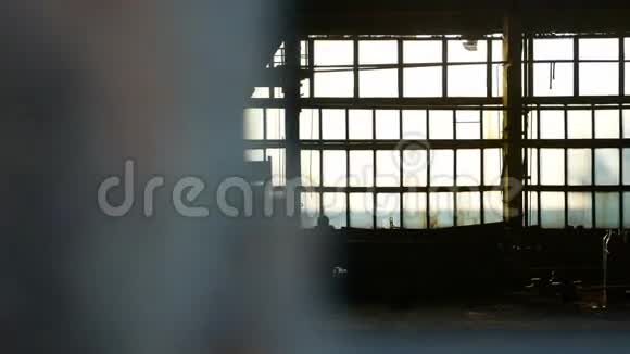 玻璃剪影阳光房窗户废弃仓库视频破碎视频的预览图