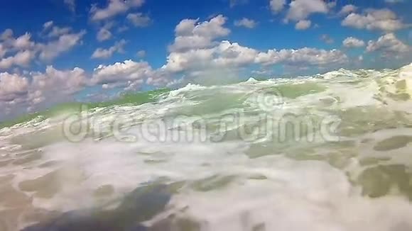 海波带蓝天白云视频的预览图