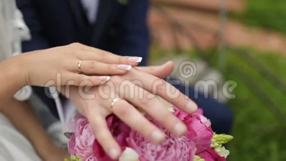 新娘和新郎在婚礼上牵手视频的预览图